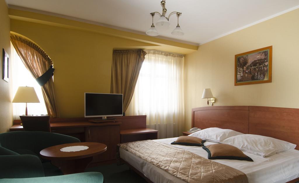 Hotel Atrium Nowy Tomyśl Exterior foto